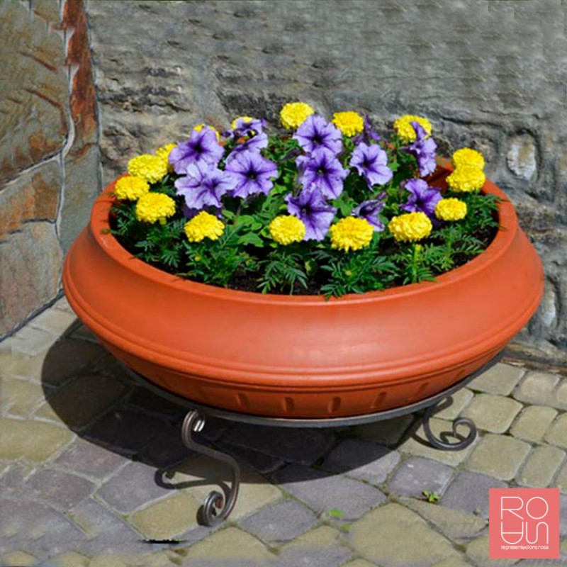 Jardinera de polietilè amb suport M600